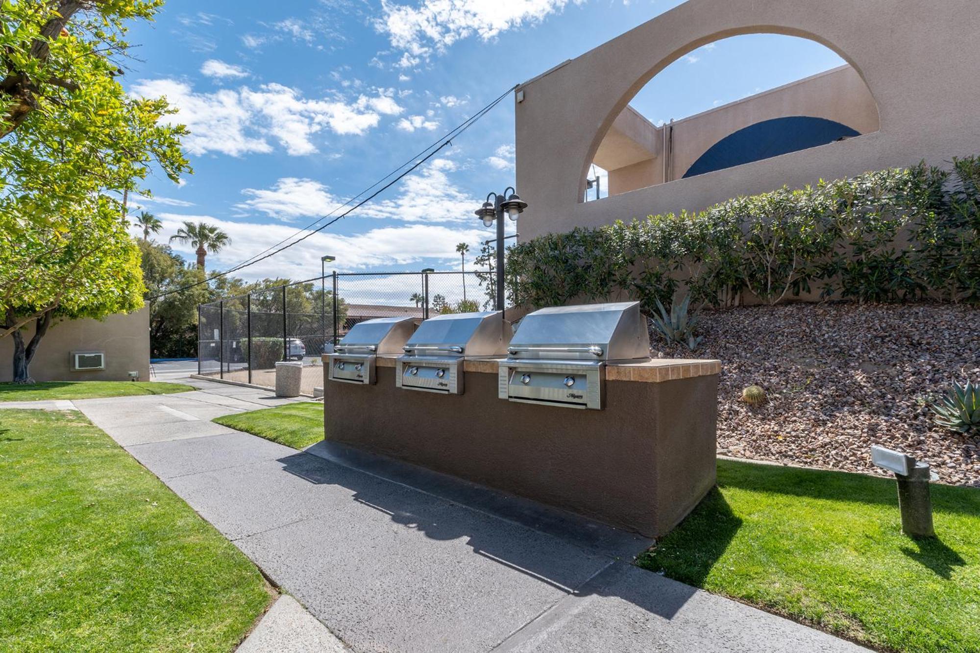 Vista Mirage Resort Palm Springs Exterior photo